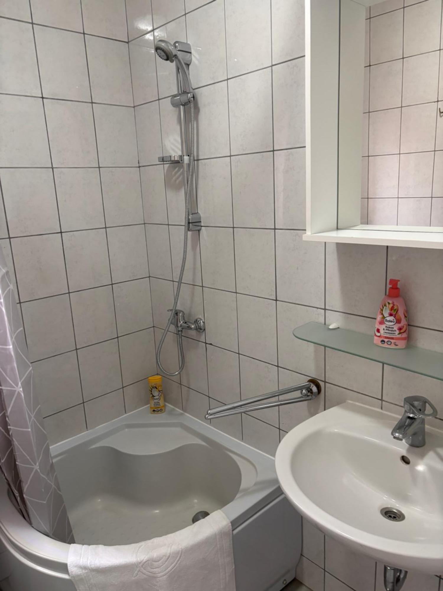 Kira Apartment